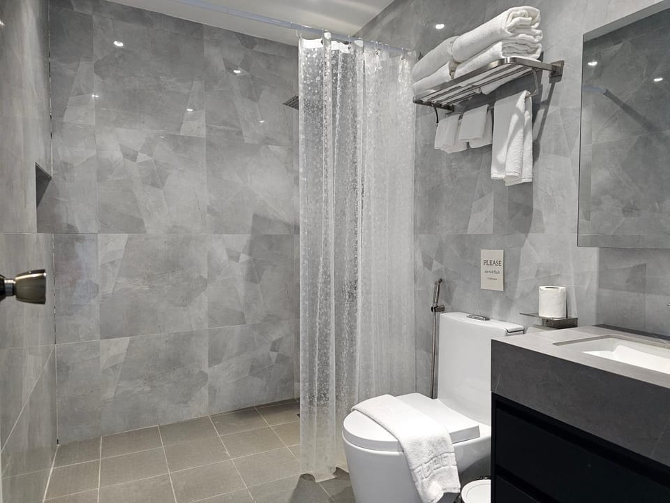 Shower, Toilet, Bathroom, towels