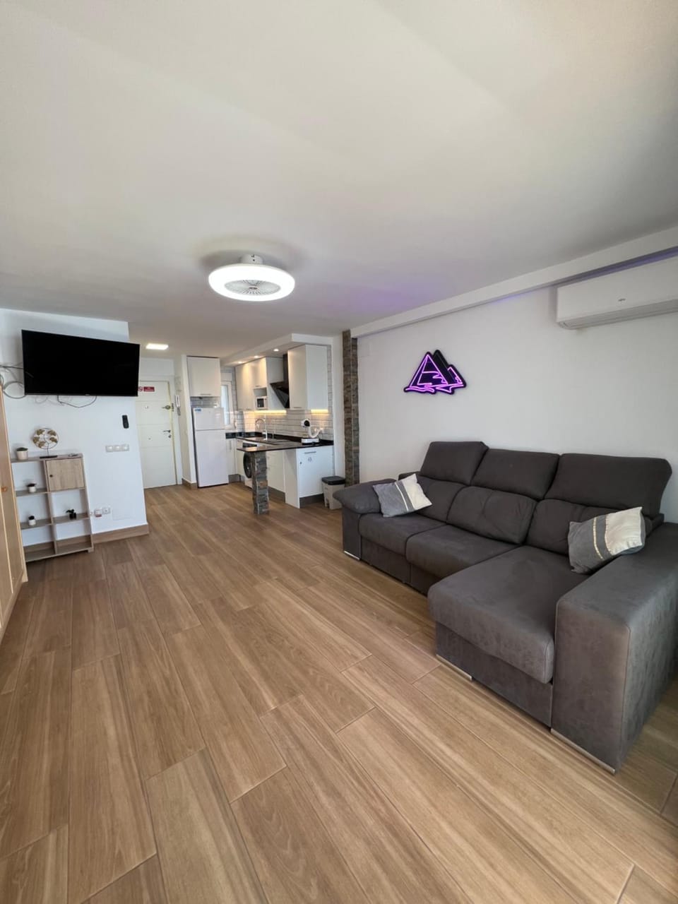 Communal lounge/ TV room, TV and multimedia, Kitchen or kitchenette, Living room, Seating area, Dining area