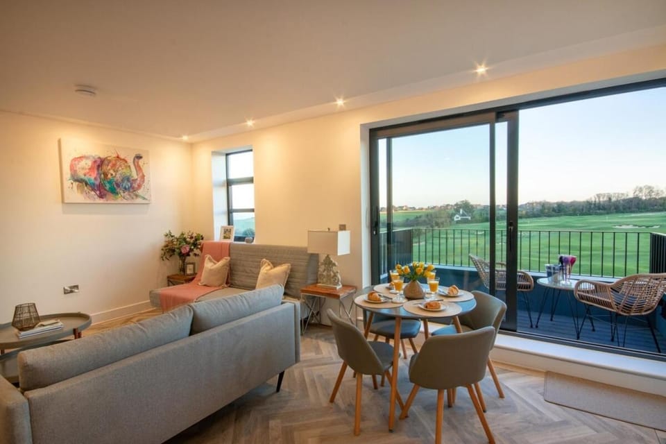 Golfcourse, Living room, Landmark view