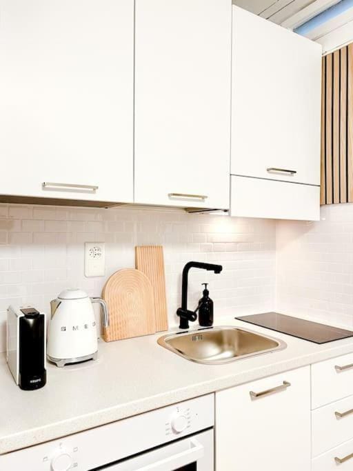Coffee/tea facilities, Kitchen or kitchenette, stove
