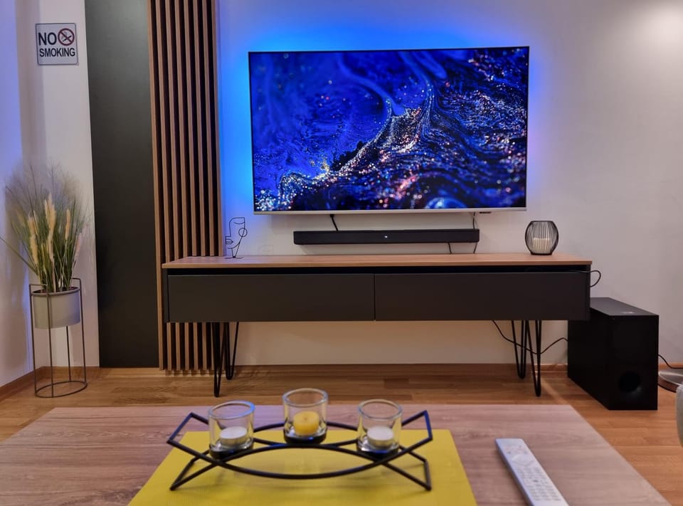 Communal lounge/ TV room, TV and multimedia, Living room