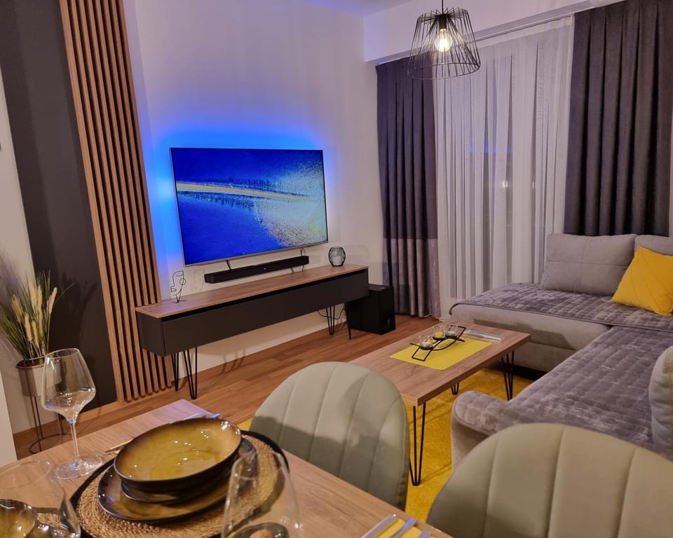 Communal lounge/ TV room, Bed, TV and multimedia, Living room, Seating area, Evening entertainment