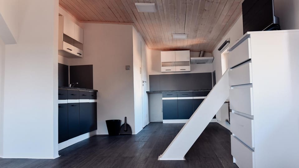 Kitchen or kitchenette, minibar