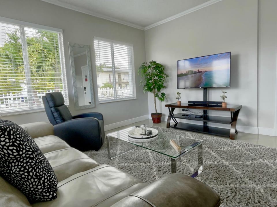TV and multimedia, Living room, Seating area, Evening entertainment