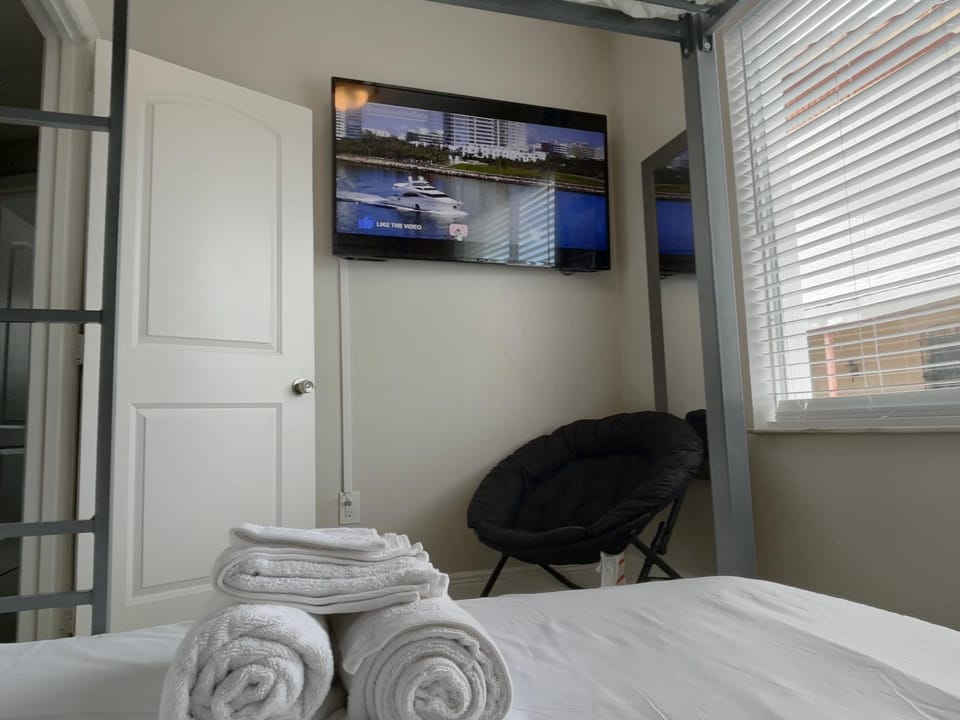 Bed, TV and multimedia, Bedroom, towels