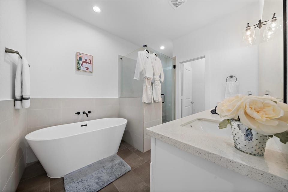 Luxury Home Near Med Center, Uptown & Downtown House in Houston
