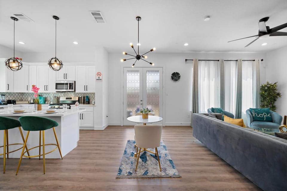 Luxury Home Near Med Center, Uptown & Downtown House in Houston