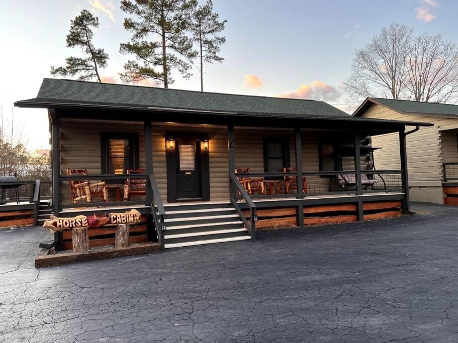 The Horse Cabin at Natural State Cabins Cabin in Hot Springs