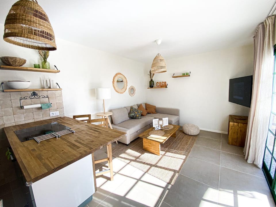 Bed, TV and multimedia, Kitchen or kitchenette, Living room, Decorative detail, Seating area, kitchen