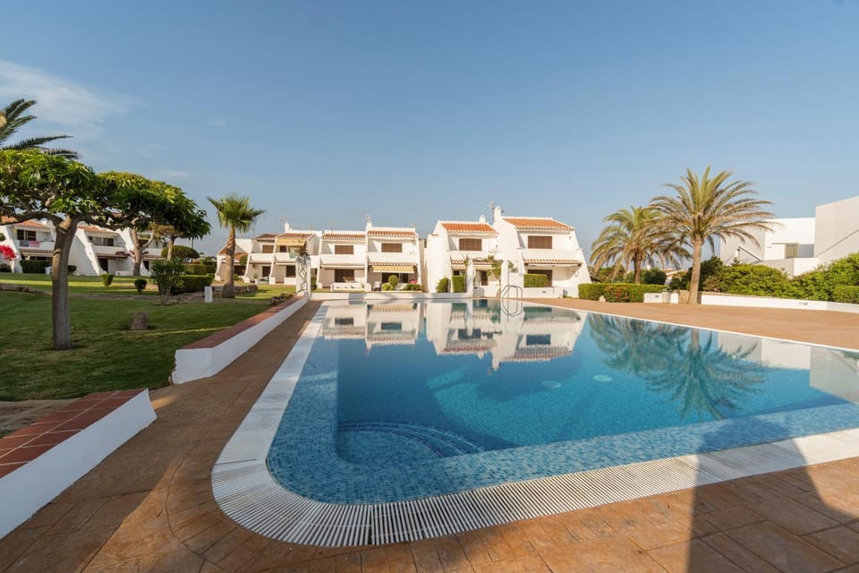 Property building, Day, Pool view, Swimming pool