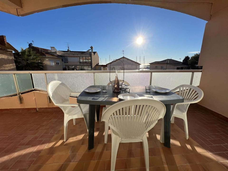 T2 avec terrasse et parking, proche plage, 4 pers - FR-1-701-44 Apartment in Occitanie