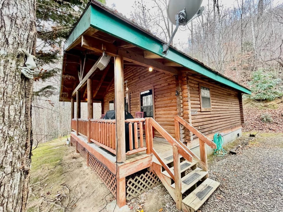 Good life cabin 2 · Bryson City cabin with hot tub and fire pit Cabin in Swain County