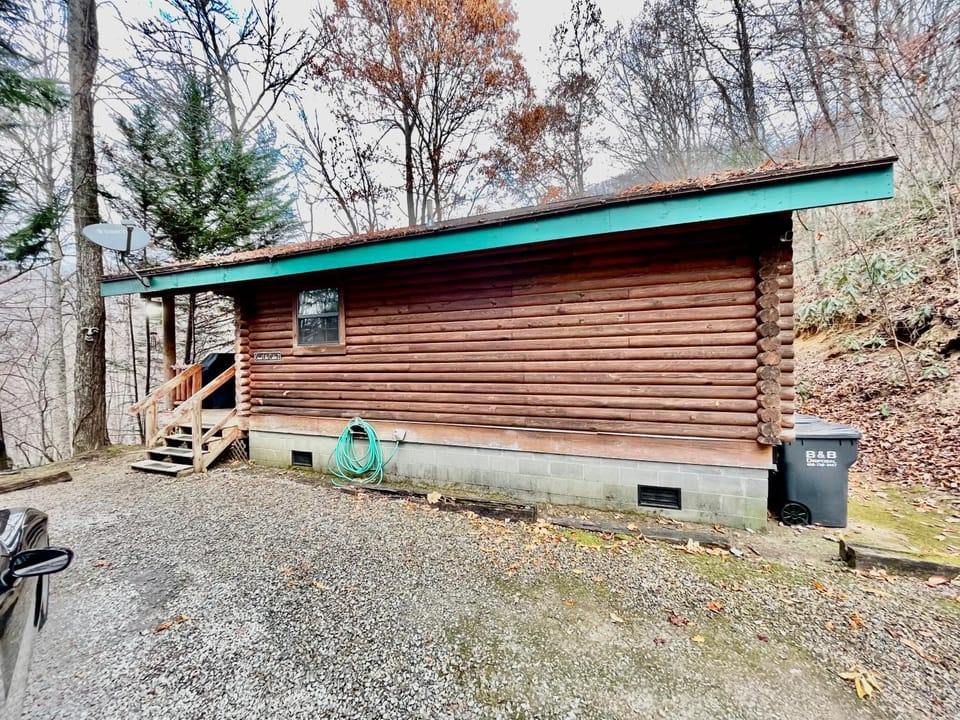 Good life cabin 2 · Bryson City cabin with hot tub and fire pit Cabin in Swain County