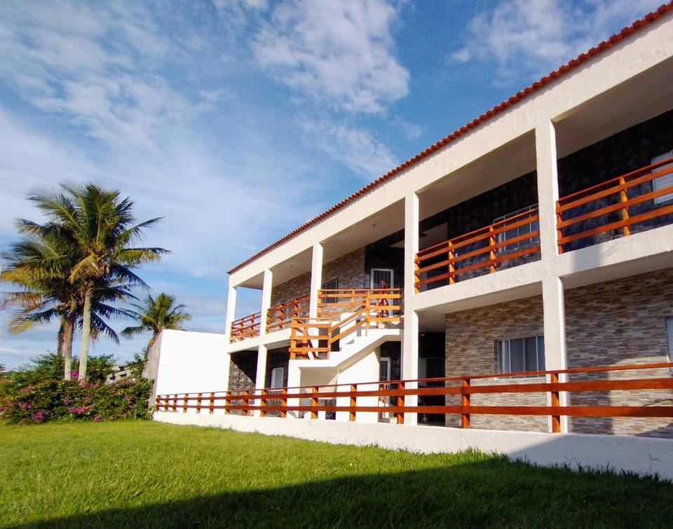 Property building, Day, Balcony/Terrace