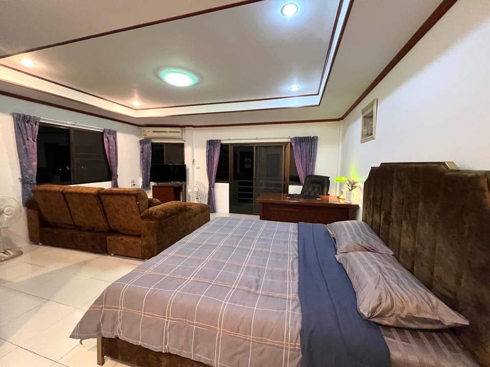 Bed, TV and multimedia, Living room, Photo of the whole room, Seating area, Bedroom