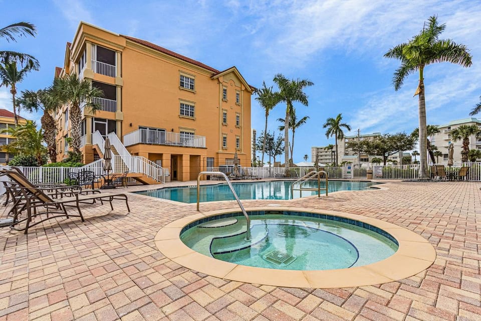 Bella Lago 444 - Beautifully Updated Condo Just Across the street from the Beach! condo Apartment in Estero Island