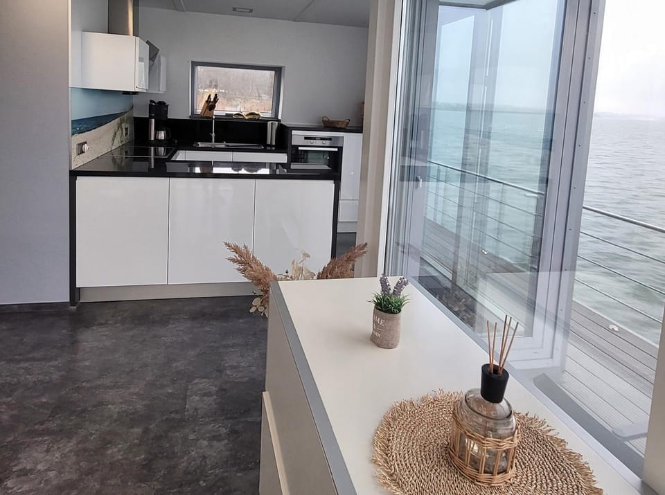 Dining area, Lake view