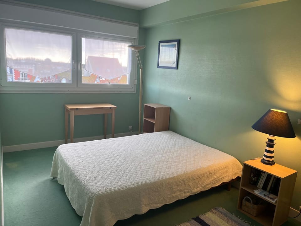 Photo of the whole room, Bedroom