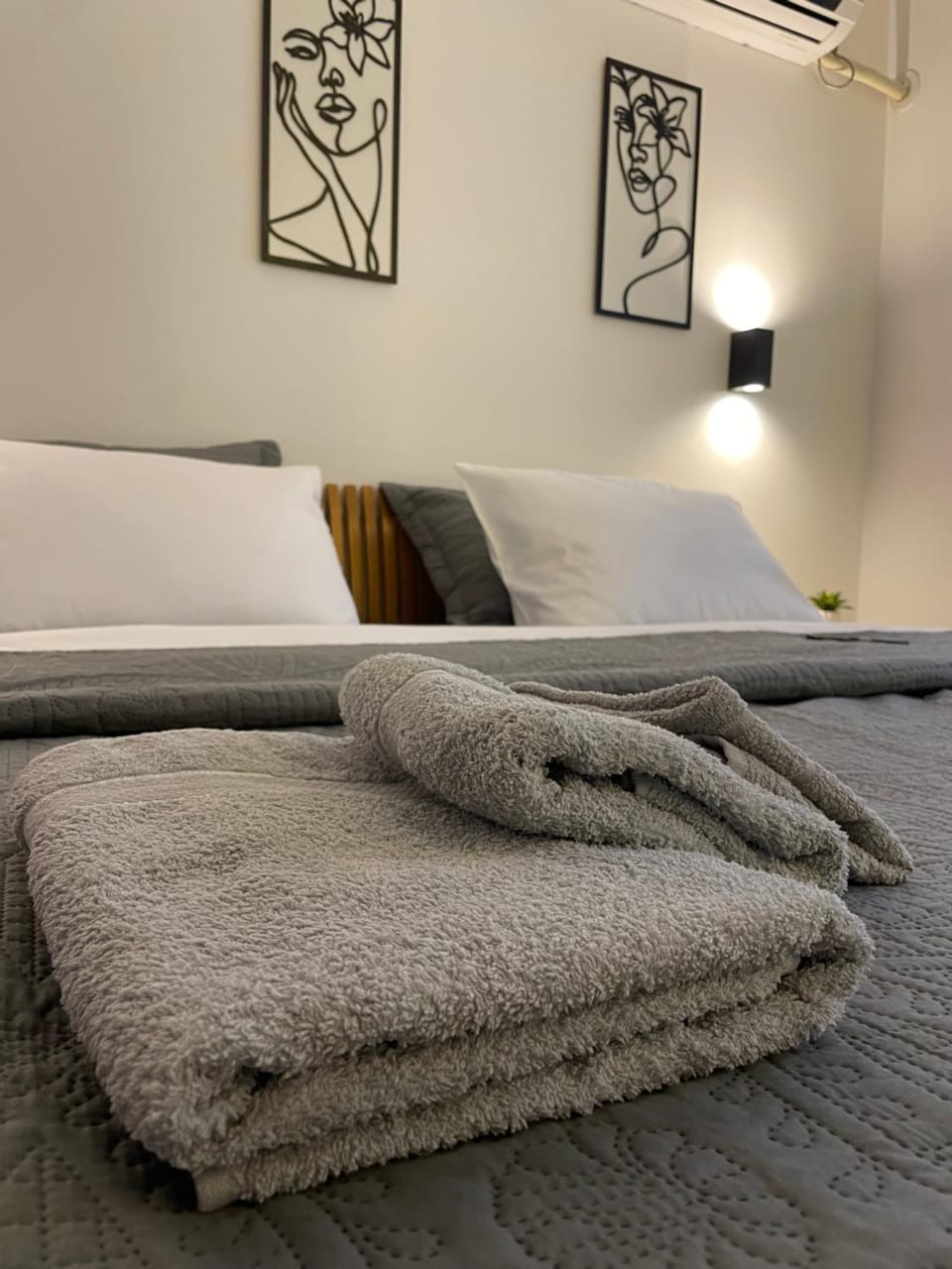 Bed, Bedroom, towels