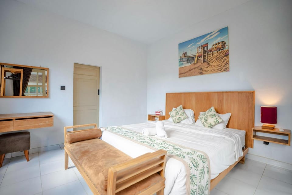 Bed, Photo of the whole room, Seating area, Bedroom, towels