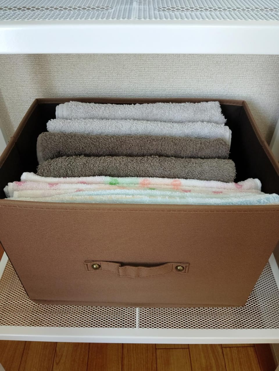 Photo of the whole room, towels