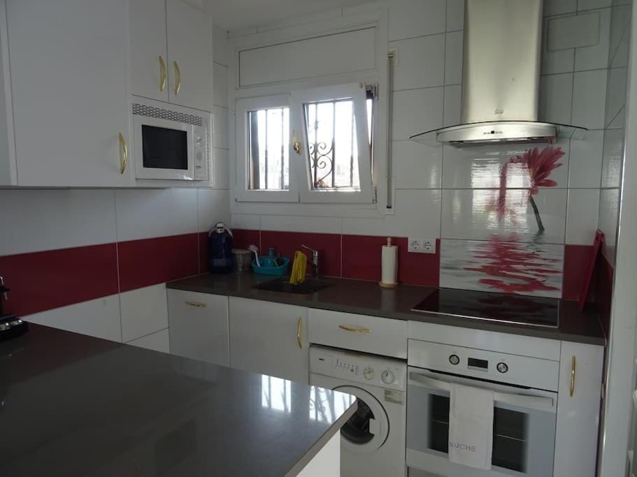 Kitchen or kitchenette, Swimming pool, dishwasher, oven, stove