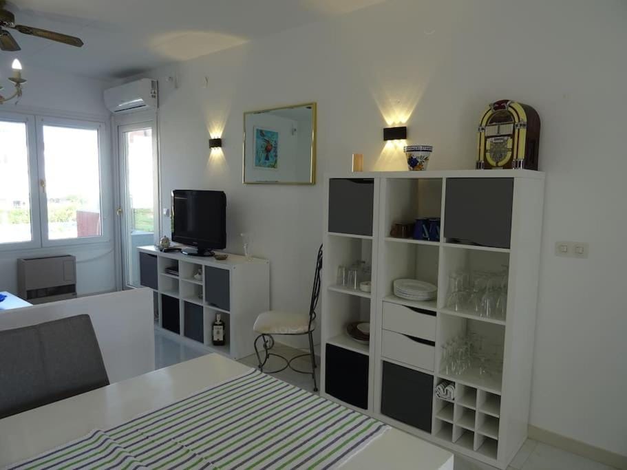 Apartamento céntrico con piscina y parking Apartment in Alt Empordà