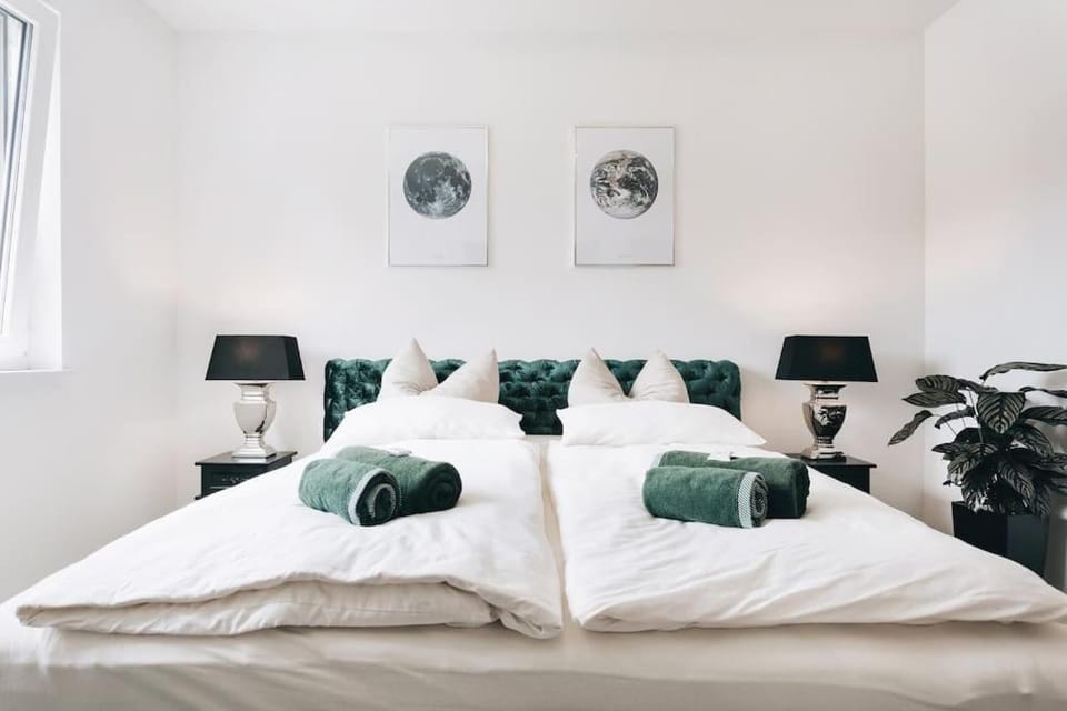 Bed, Bedroom, towels