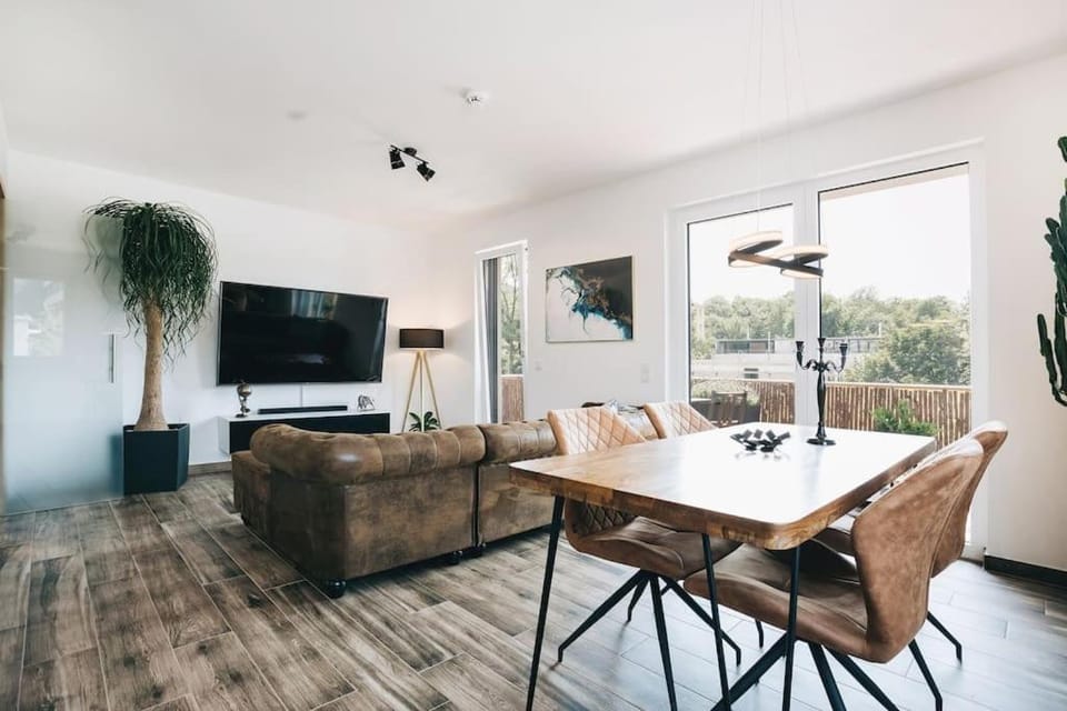 TV and multimedia, Living room, Seating area, Dining area, Evening entertainment