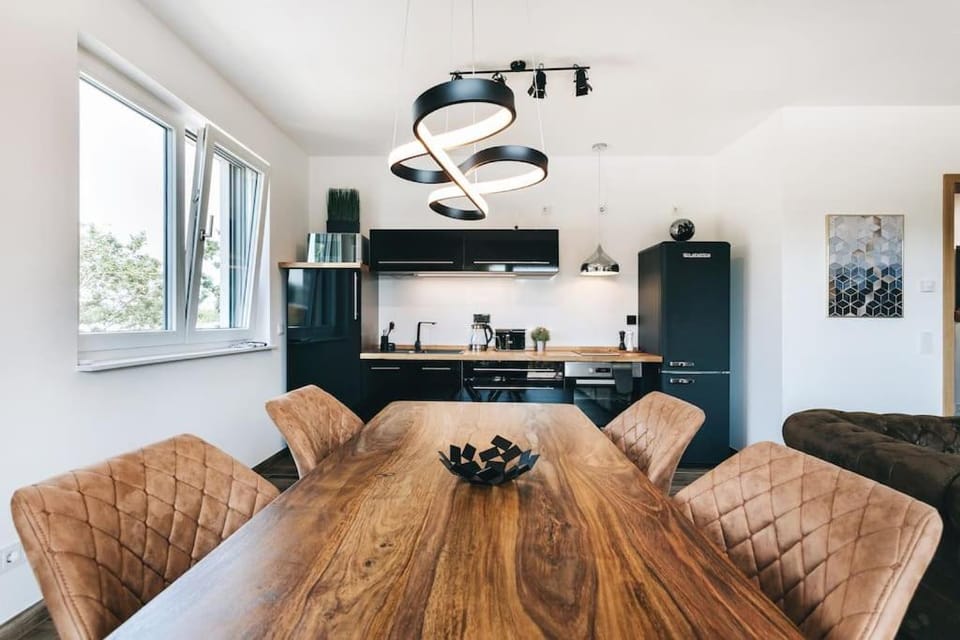 Kitchen or kitchenette, Seating area, Dining area