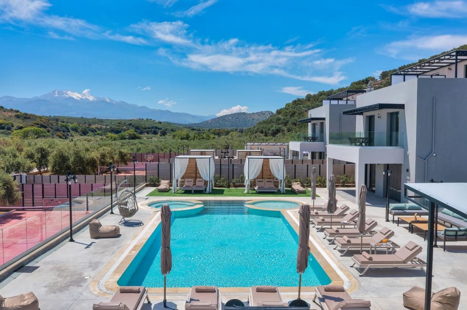 Property building, Day, Natural landscape, View (from property/room), Mountain view, Pool view, Swimming pool, sunbed