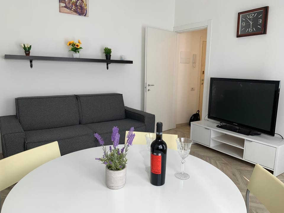 Communal lounge/ TV room, TV and multimedia, Living room, Seating area, Dining area, Evening entertainment