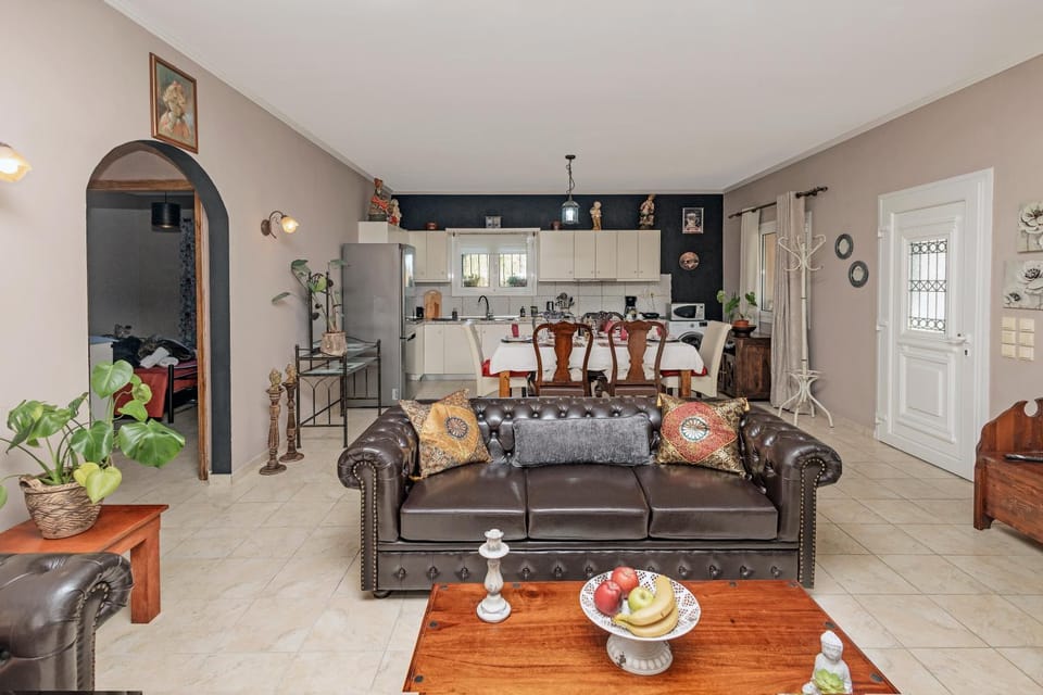 Kitchen or kitchenette, Living room, Seating area, Dining area