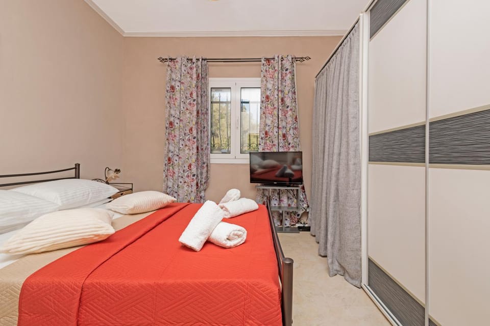 Bed, Photo of the whole room, Bedroom, towels, wardrobe
