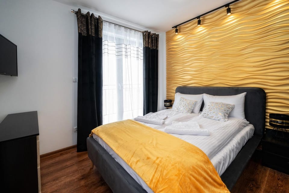Bed, TV and multimedia, Bedroom