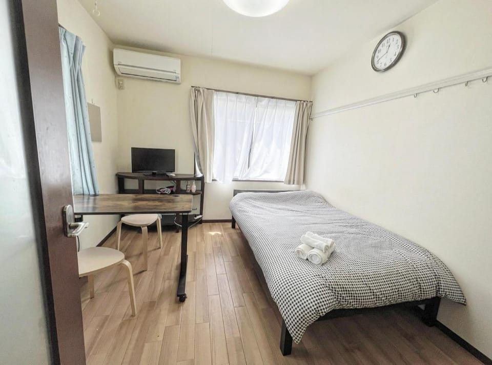 Bed, TV and multimedia, Photo of the whole room, Bedroom, hair dresser, towels, air conditioner