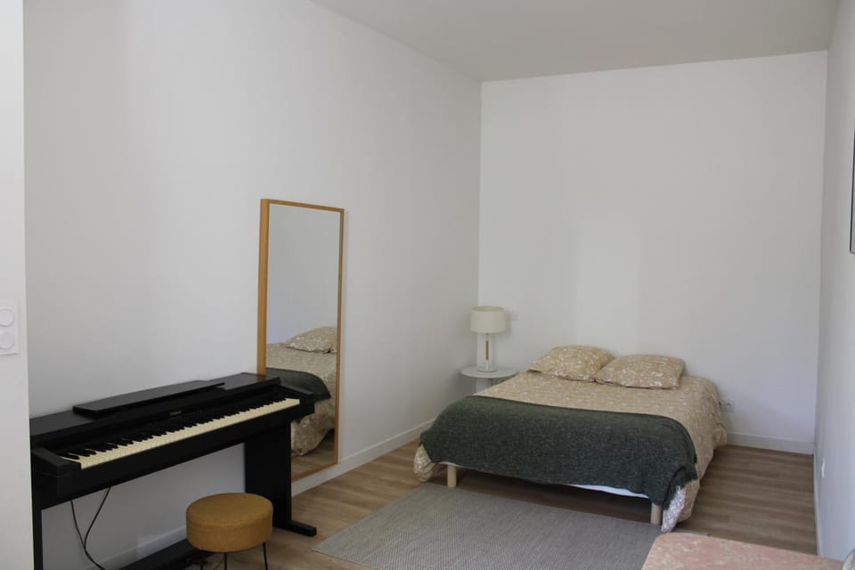 Bed, Night, Photo of the whole room, Bedroom, internet