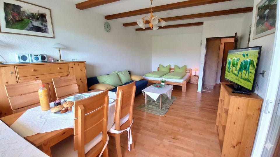 Bed, TV and multimedia, Dining area, Bedroom