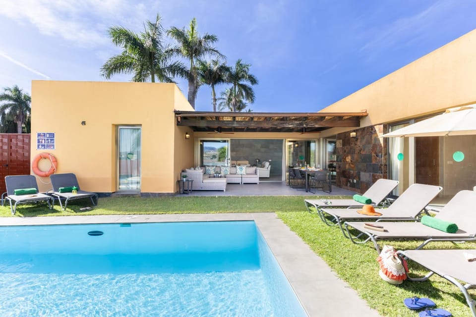 Swimming pool, sunbed