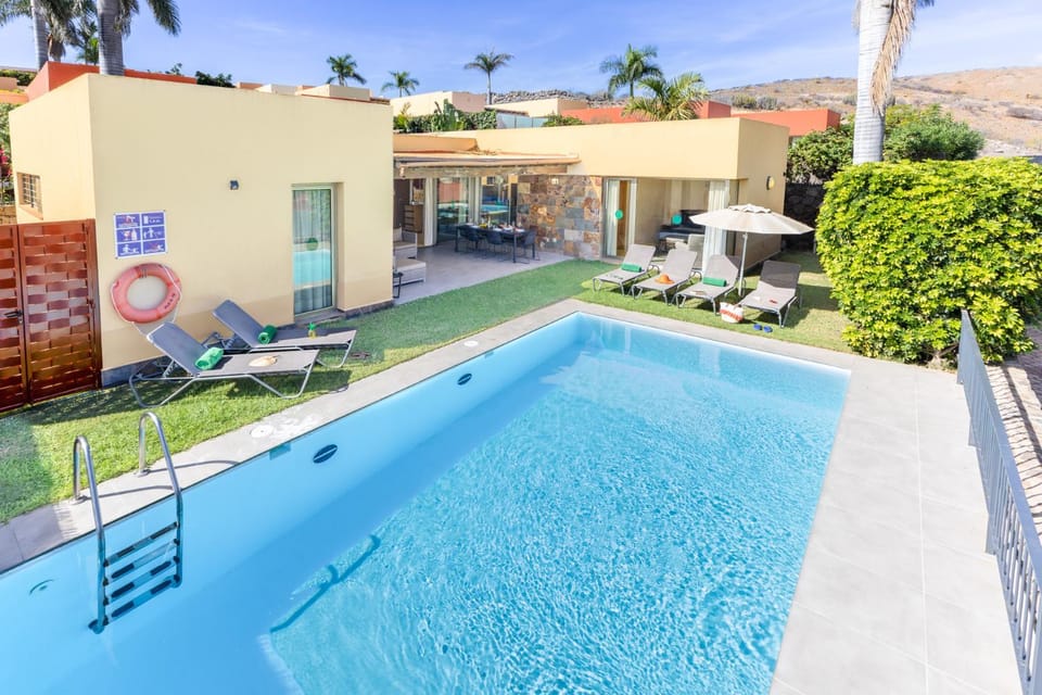 Swimming pool, sunbed