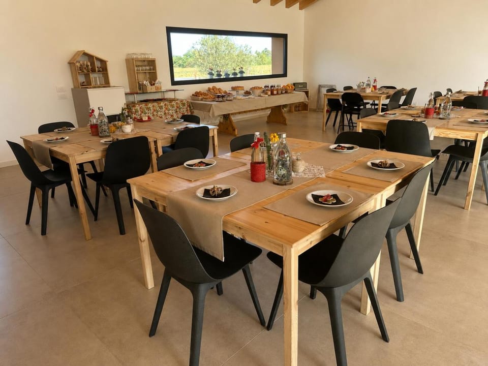 Coffee/tea facilities, Seating area, Meeting/conference room, Food, Breakfast, Continental breakfast, Buffet breakfast, Italian breakfast, toaster, acessibility, air conditioner