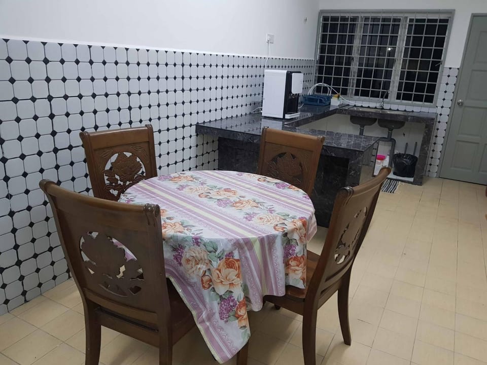 Seating area, Dining area, kitchen