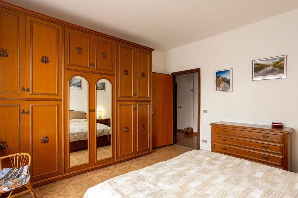 Photo of the whole room, Bedroom, wardrobe