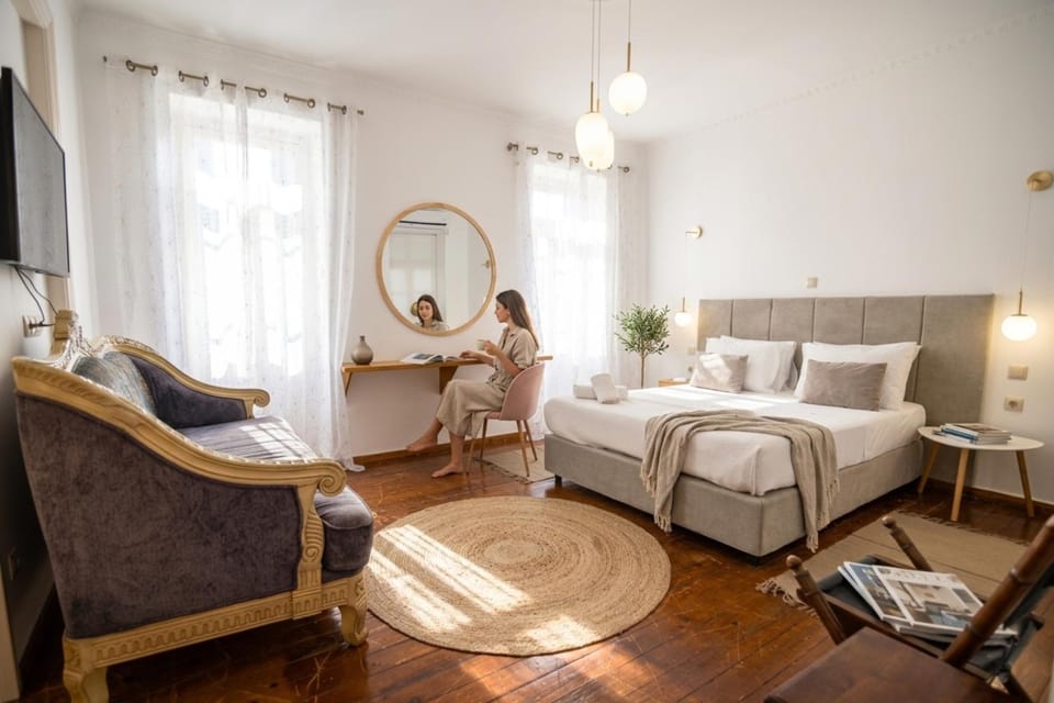 Bed, Seating area, Bedroom