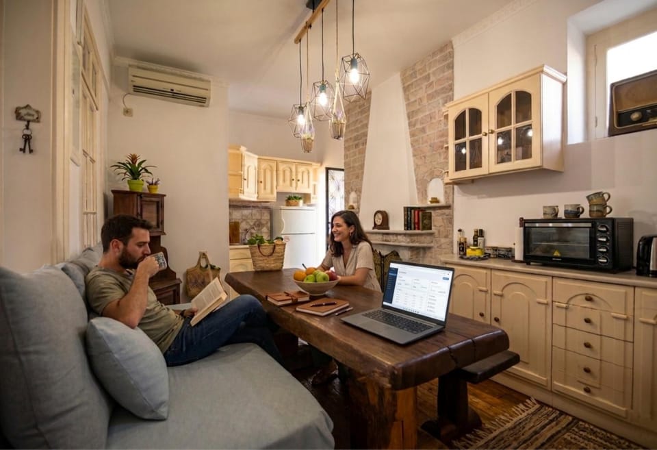 People, Coffee/tea facilities, Kitchen or kitchenette, Living room, Food and drinks, Seating area, Dining area, Food, Guests, group of guests, kitchen, air conditioner