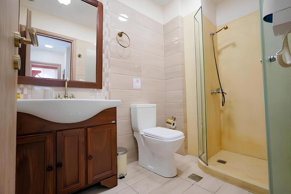 Shower, Toilet, Bathroom, towels