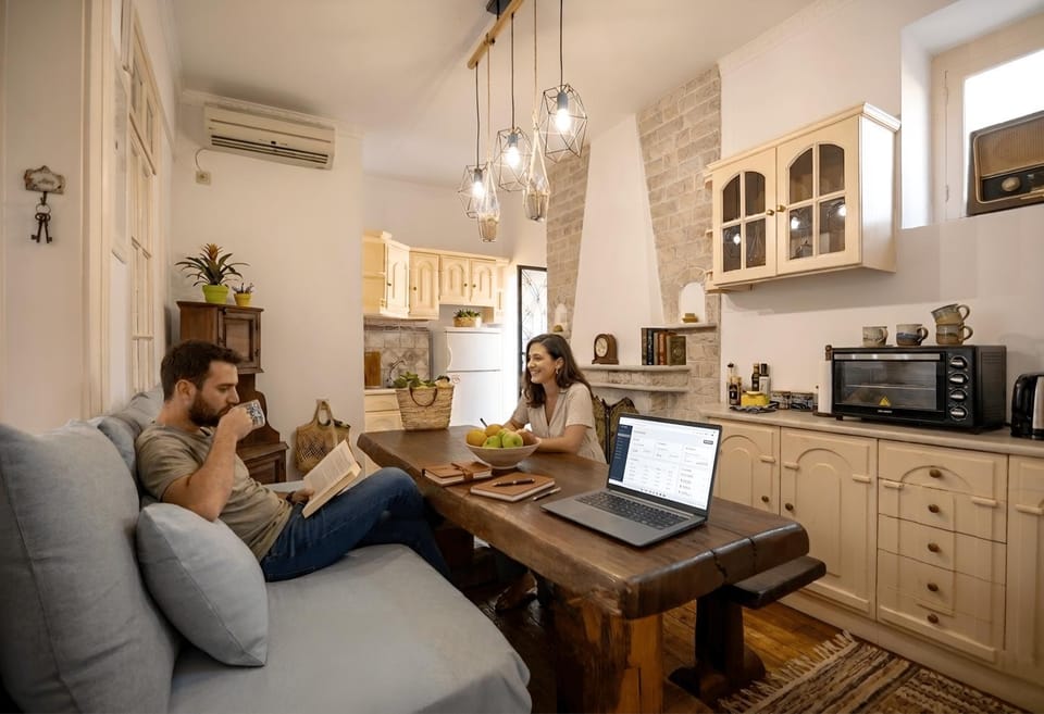 Coffee/tea facilities, Kitchen or kitchenette, Living room, Food and drinks, Seating area, Dining area, Food, Guests, air conditioner
