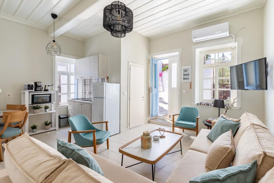 TV and multimedia, Kitchen or kitchenette, Living room, Seating area
