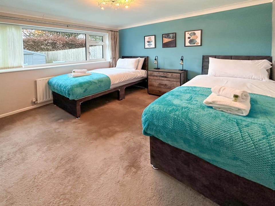 Bed, Bedroom, towels