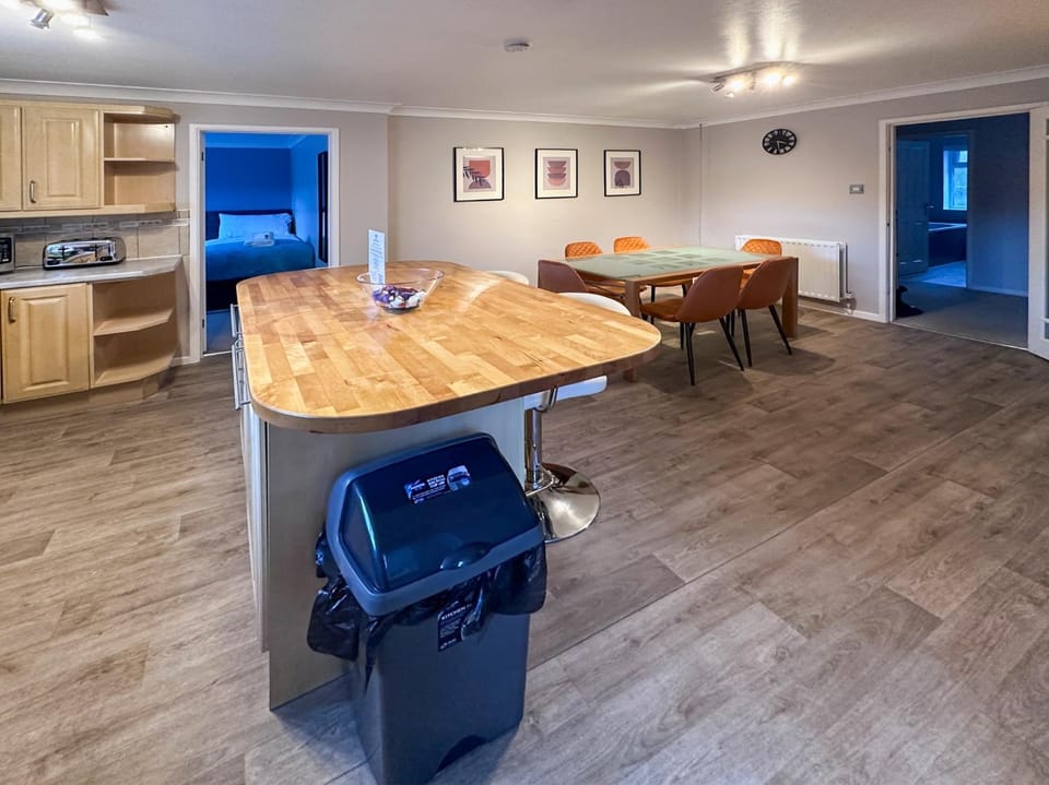 Coffee/tea facilities, Kitchen or kitchenette, Seating area, Dining area, dishwasher, toaster, washing machine